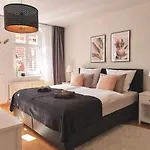 Fynbos In Der Altstadt, Frauenkirche, Netflix, Parkplatz Apartment Meißen